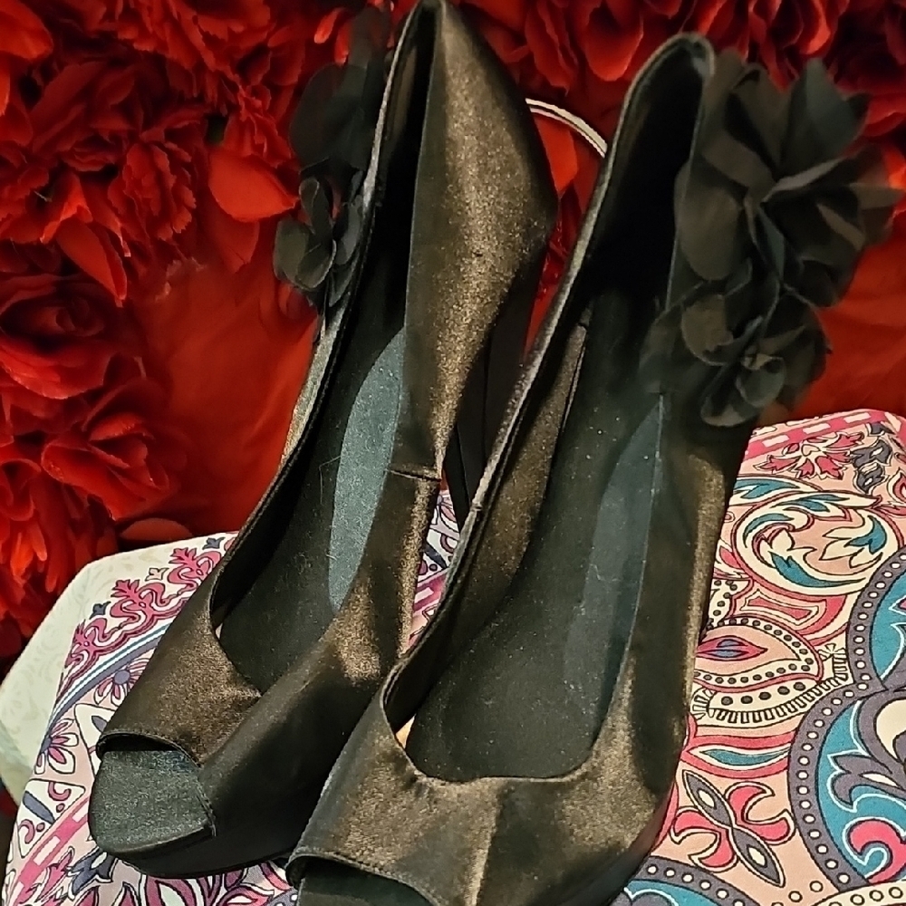 Fioni Night Womens Elegant Black Peep-Toe Heels Witj Floral Detail Size 9½